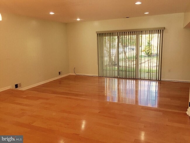 Building Photo - 7 Drewes Ct