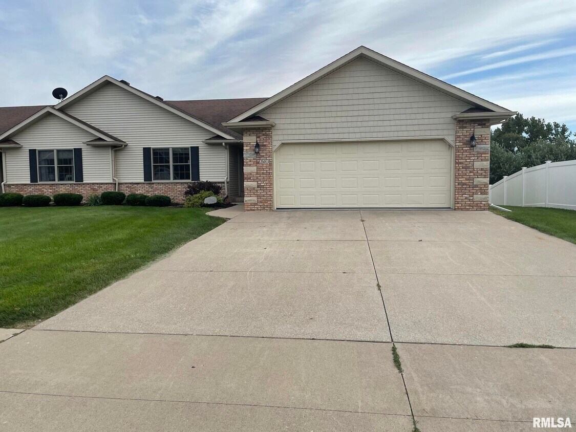 Foto principal - 203 Prairie Meadow Dr
