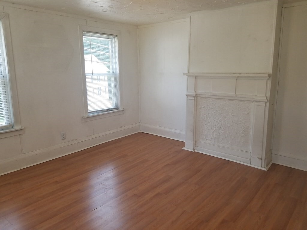 689 Main St Unit 2N, Oxford, MA 01537 Room for Rent in Oxford, MA