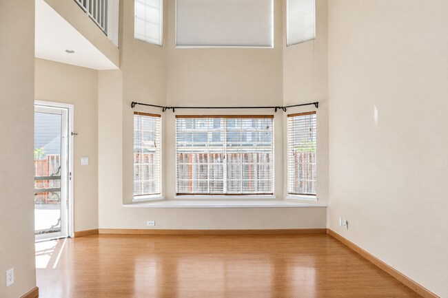 Foto del edificio - Amazing Spacious Home in Fremont w/Bonus Loft - Ardenwood!