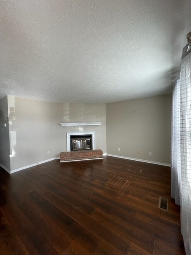 Foto del edificio - West Knoxville!  Short or long term lease options available .  2 bedroom with additional large bo...