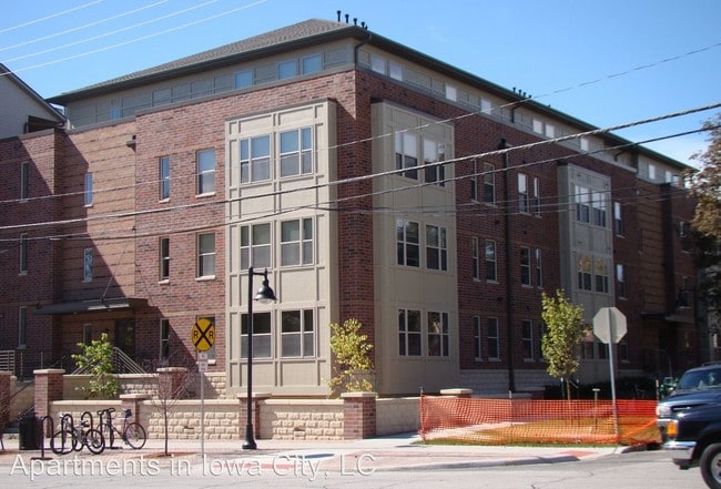 Building Photo - 603 S Dubuque St