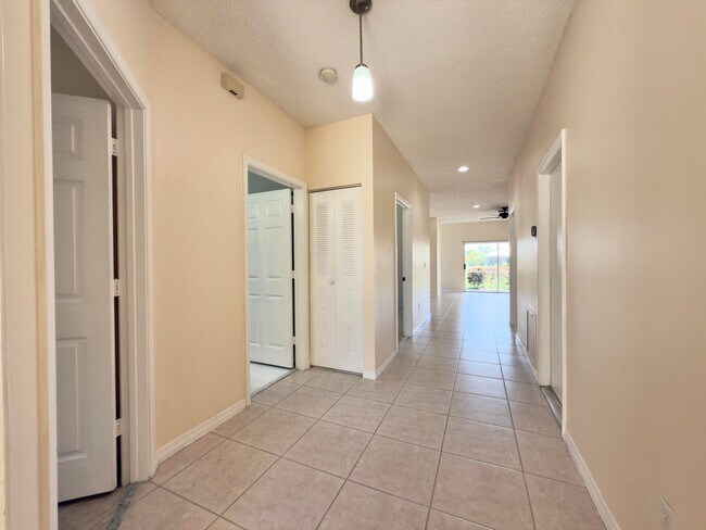 Foto del edificio - 10860 Fillmore Dr