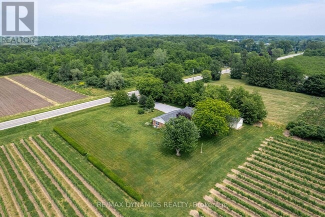 Photo du bâtiment - 1301 E & West Line