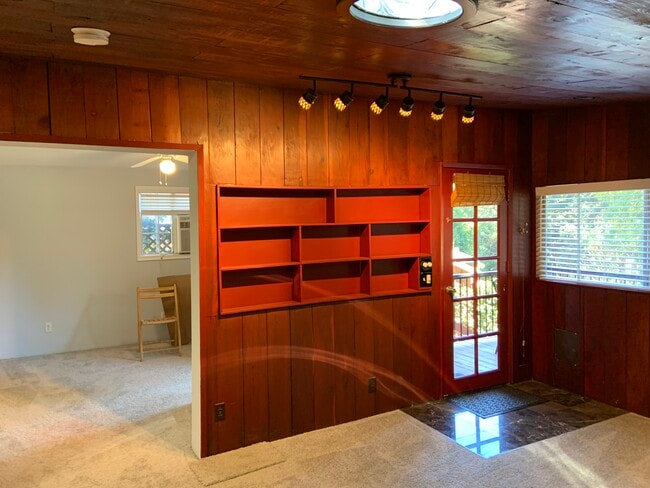 Sala de estar convertida en dormitorio - 17958 Redwood Dr