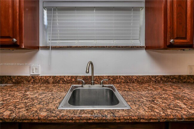 Foto del edificio - 1404 Plunkett St