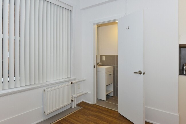 Building Photo - 160 Huron St