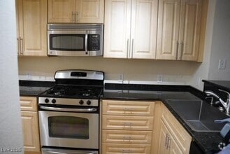 Building Photo - 260 E Flamingo Rd