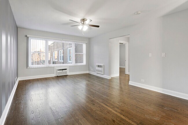 Building Photo - 7634 N Eastlake Terrace