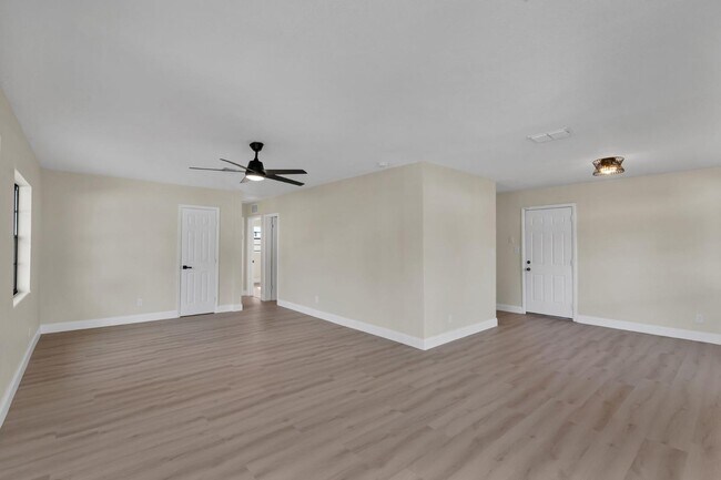 Building Photo - 7514 Mandarin Dr