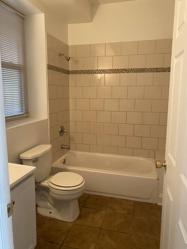 Building Photo - 616 W Marquette Rd