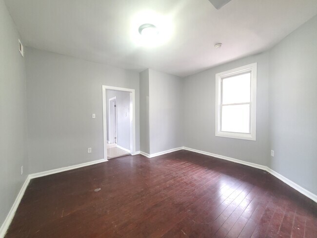 Building Photo - 382 S 10th St