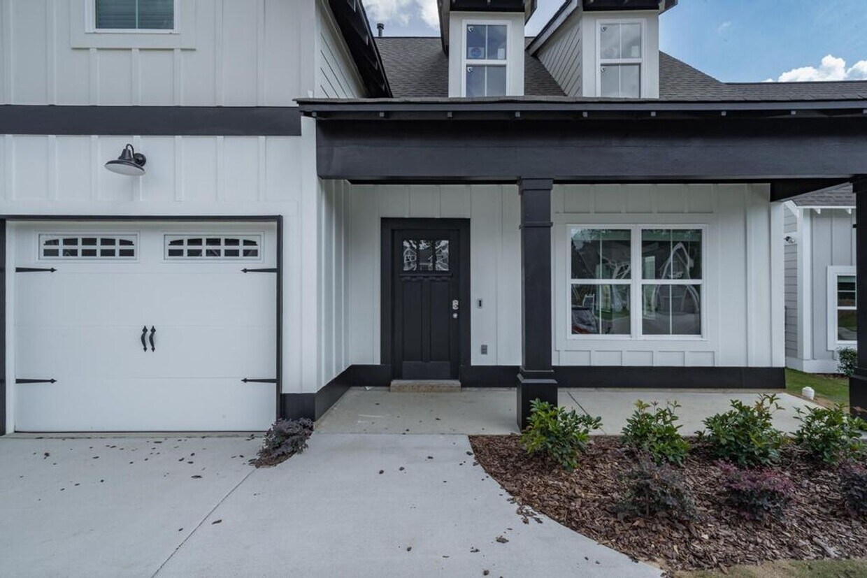 Foto principal - Spacious home with primary suite on main l...