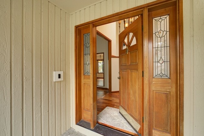 Building Photo - 5bd/3.5ba Bellevue Home