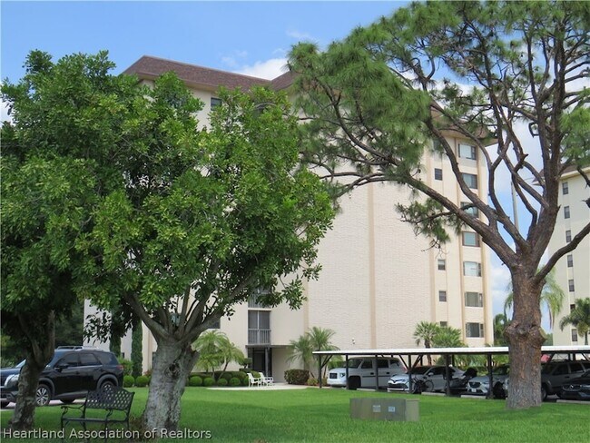 Building Photo - 121 Country Club Dr