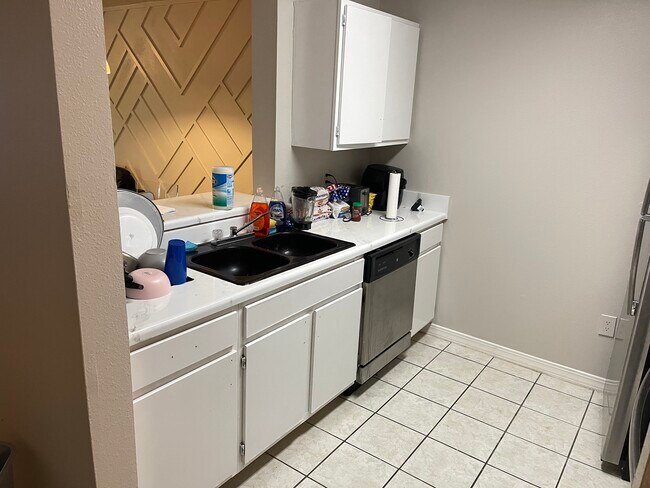 Foto del edificio - 6118 Wolf Park Dr