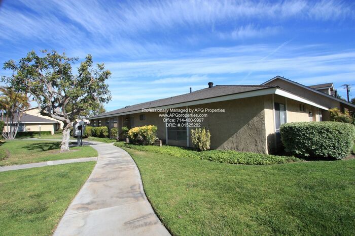 Foto principal - 3 bedroom, 2 bathroom townhome with attach...