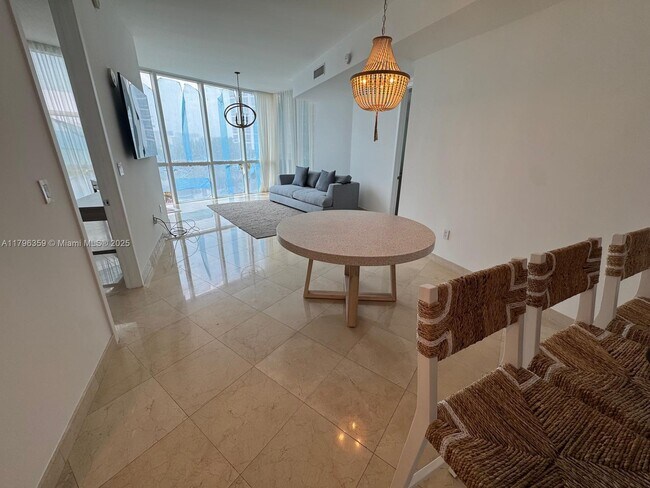 Foto del edificio - 18101 Collins Ave