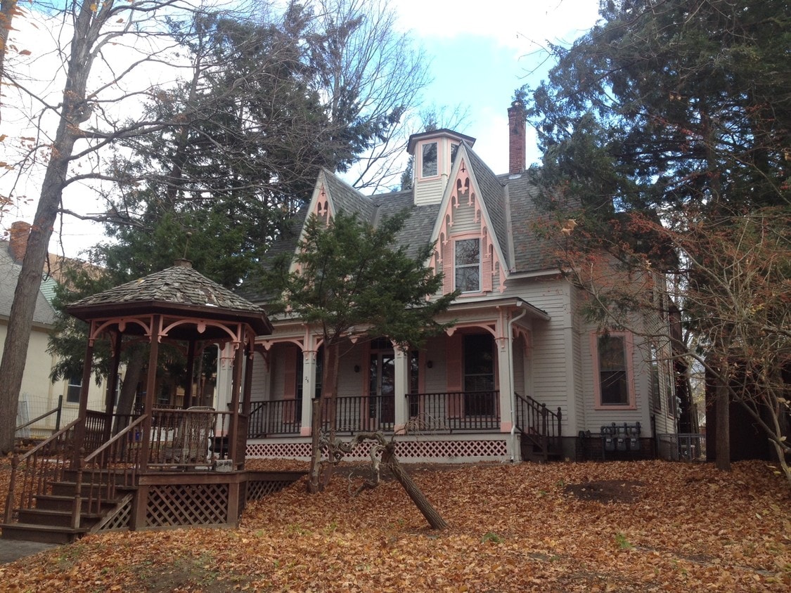 Primary Photo - 25 Linden St
