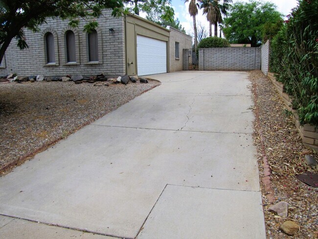 Building Photo - 4BR/2BA/2CG 2044 sq.ft. rental in Town & Country Estates in Sierra Vista, AZ