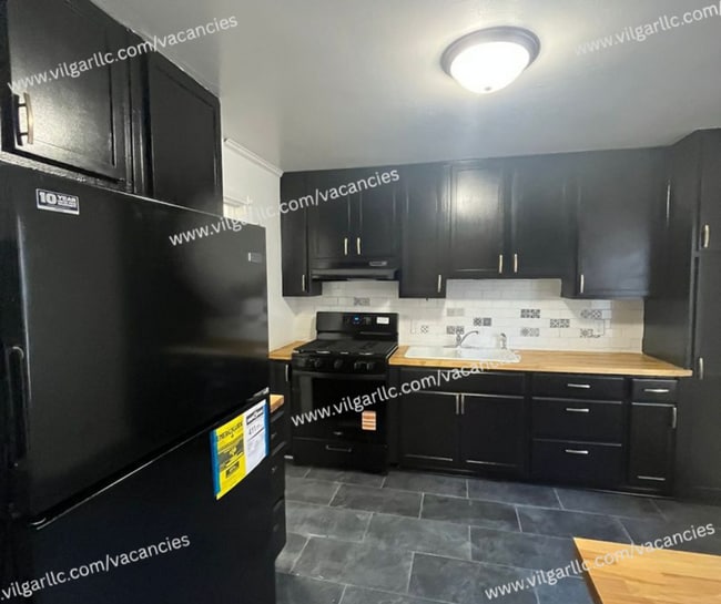 Building Photo - 3 spacious bedrooms, 2 full bathrooms home...