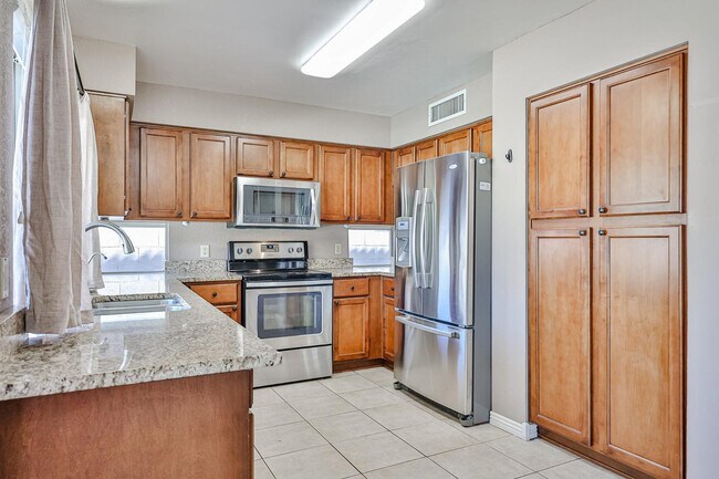 Building Photo - 3236 E Hiddenview Dr