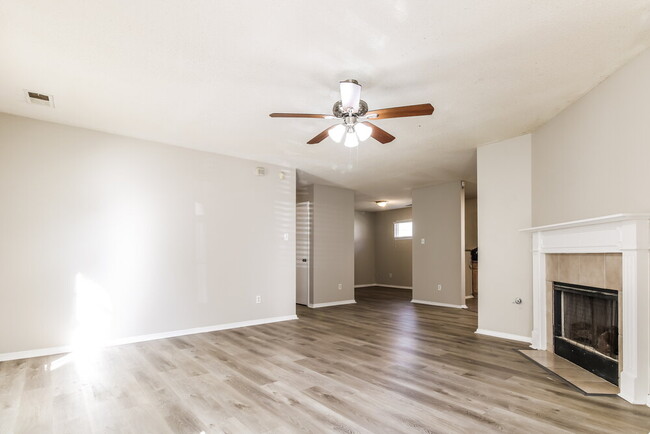 Building Photo - 4705 Waterfront Oak Dr
