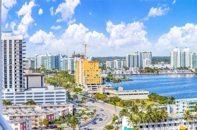 Foto del edificio - 7601 E Treasure Dr