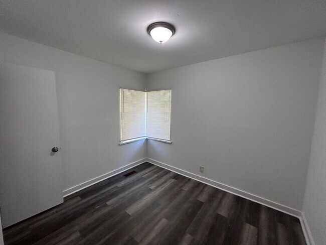 Foto del edificio - 605 Forestdale Blvd
