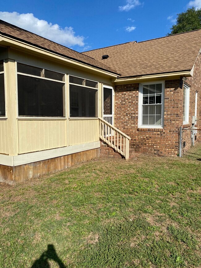 Building Photo - 463 Edenderry Way
