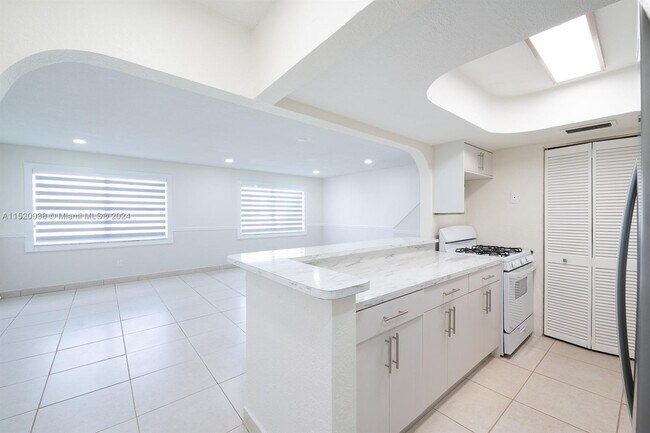 Foto del edificio - 1350 W 53rd St
