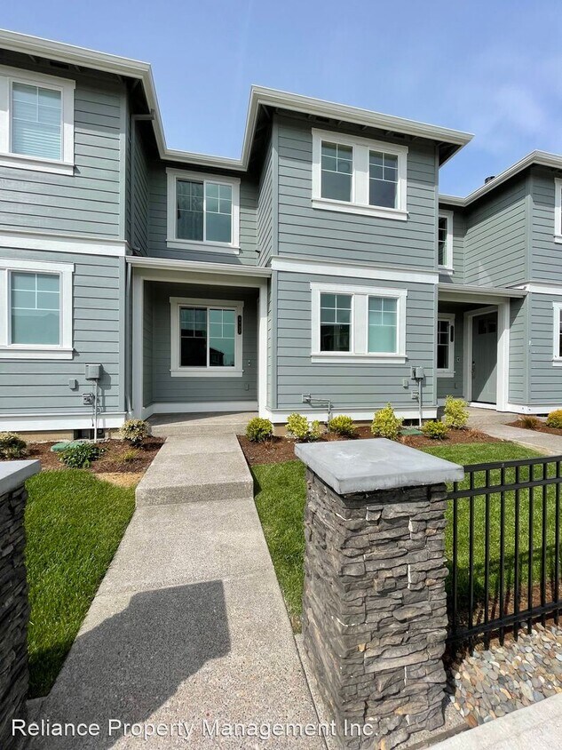 3 br, 2.5 bath House 4132 SE Century Blvd House for Rent in