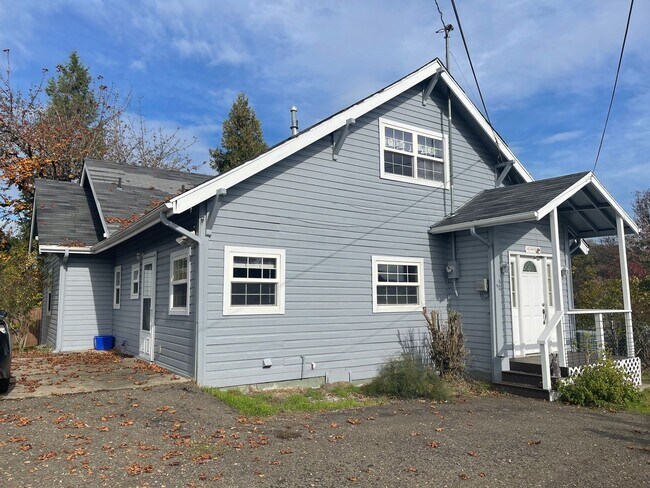 Building Photo - 5 Bedroom Home in Hucrest