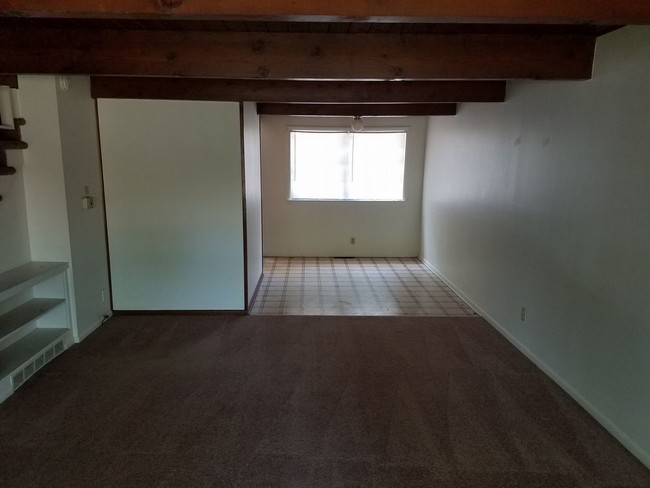 Building Photo - Nice Townhome Style Unit - 2 HUGE bedrooms
