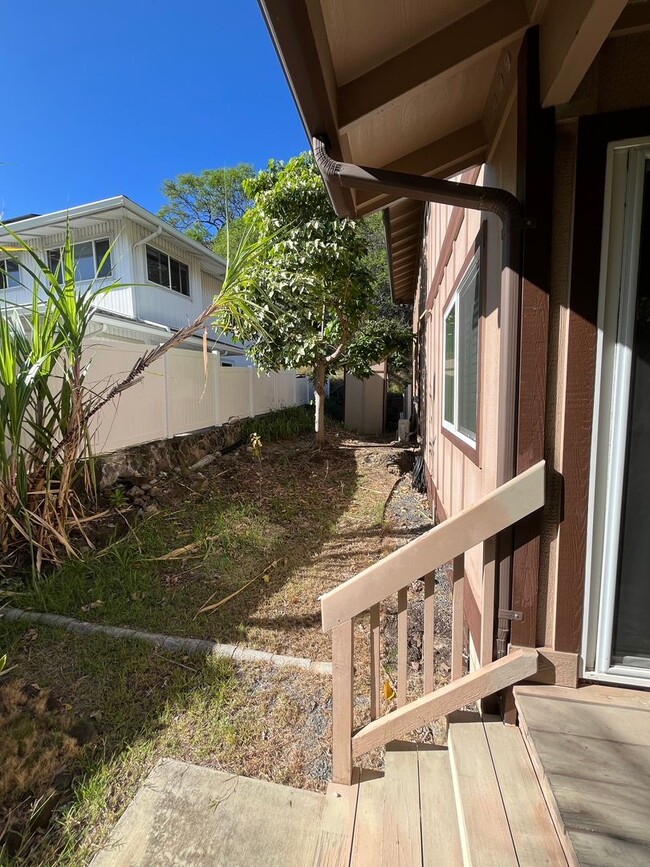 Building Photo - Aina Haina Area - 3 bedroom, 2.5 bath Hous...