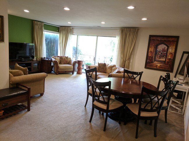 Living Dining - 752 University Ave