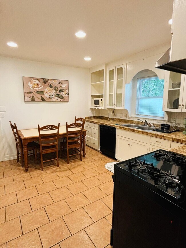 Building Photo - 3501 Maury St