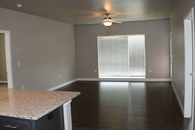 Foto del edificio - $1,595 | 2 Bedroom, 2 Bathroom Condo | Pet...