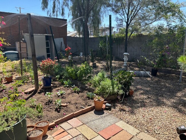 Building Photo - 725 W Pierce St