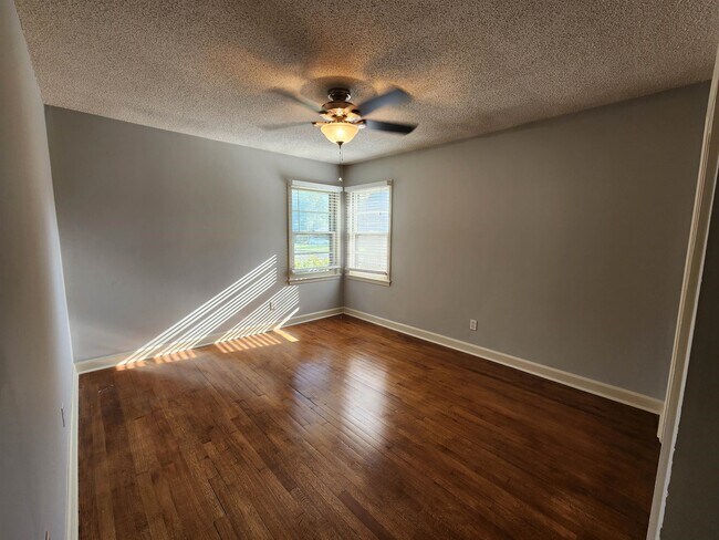 Building Photo - 319 W Peg Ln
