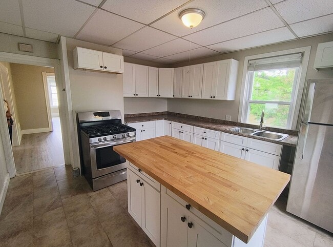 Building Photo - ****Cranston/Auburn Neighborhood - Two Bed...
