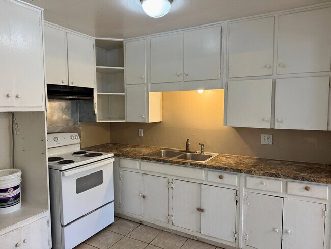 Building Photo - 3 Bed 1 Bath Home Backing Up To Lynwood East Park!