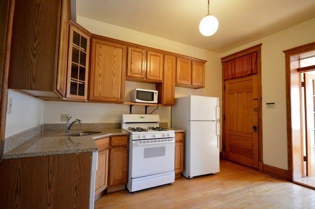Building Photo - 3824 N Sheffield Ave