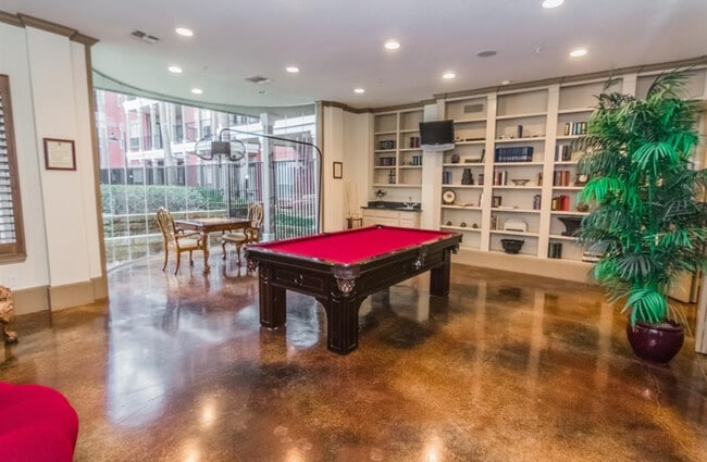 Foto del edificio - 2400 McCue Rd