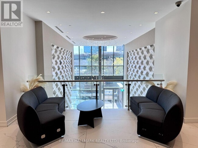 Building Photo - 11-2811 Brunel Ct