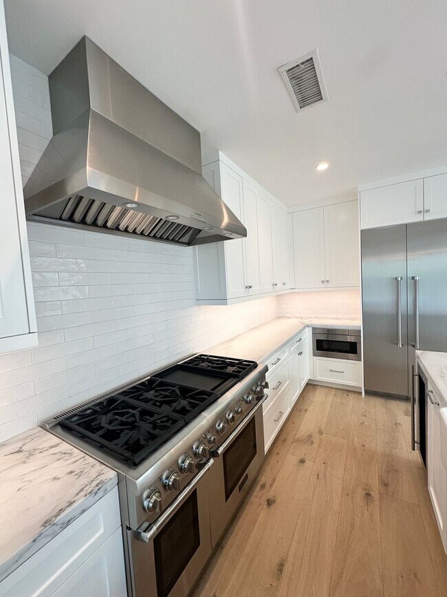 Building Photo - Gorgeous 3 Bedroom 3 Bath For Lease in Corona Del Mar