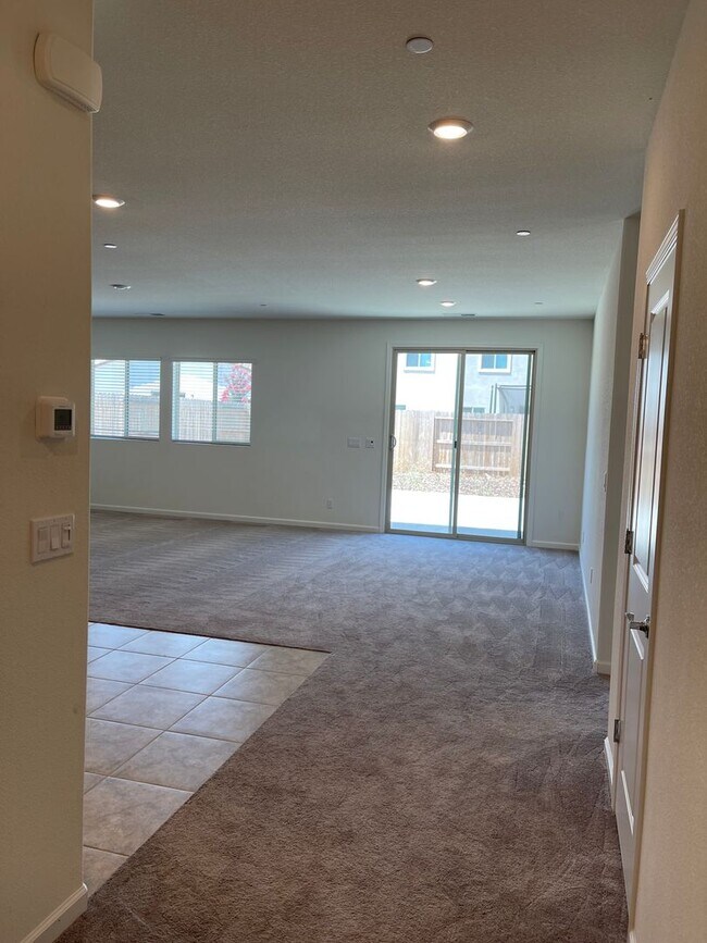 Building Photo - Large Clean Executive 4 Bedroom, 2.5 Bathroom, 2000 Sqft. Home for Lease