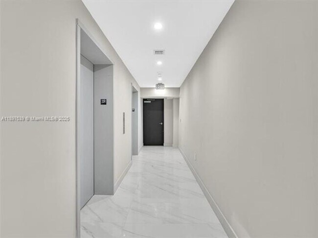 Foto del edificio - 700 NE 24th St