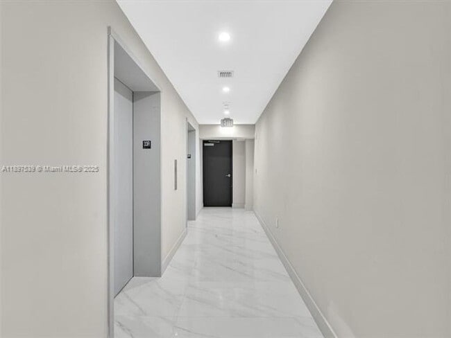 Building Photo - 700 NE 24th St