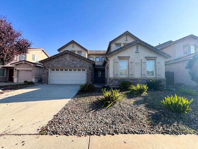 Building Photo - Beautiful 5 Bedroom Home!